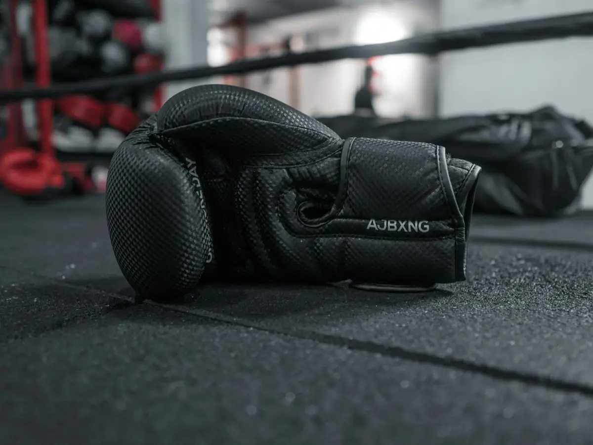 Gants de boxe posés au sol avant un cours de cardio-box