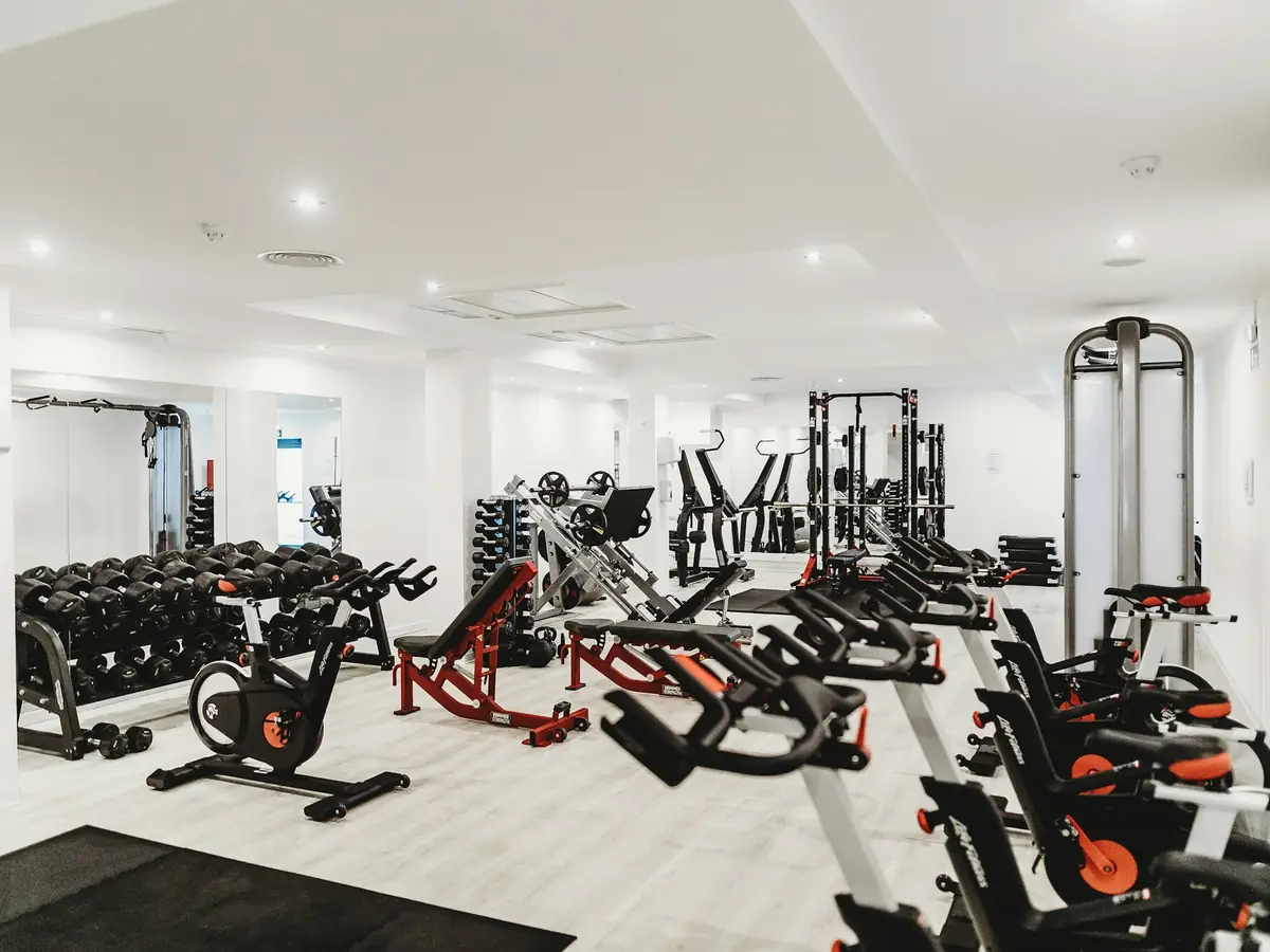 Salle de cycling et ses vélos alignés