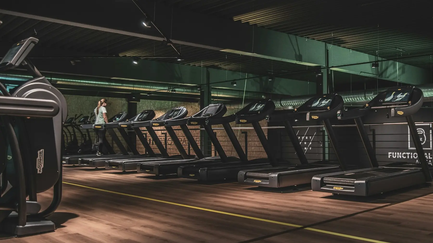 Plateau cardio du studio éclairé en fin de journée