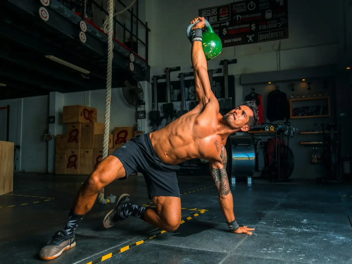 Exercice avec kettlebell pendant un circuit